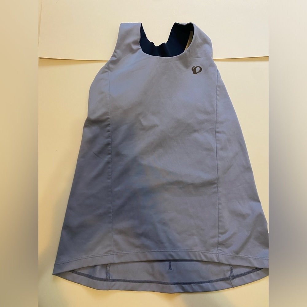 Pearl Izumi tank tops in light blue